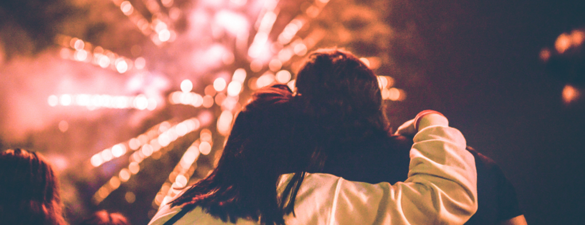 couple regardant un feu d'artifice