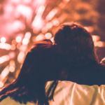 couple regardant un feu d'artifice