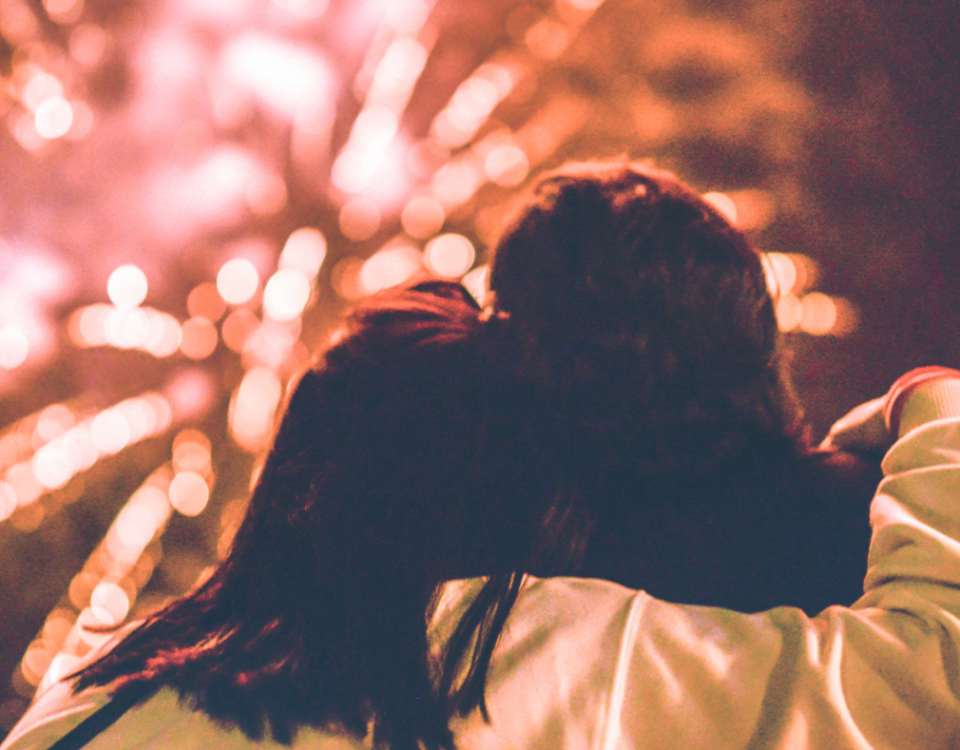 couple regardant un feu d'artifice