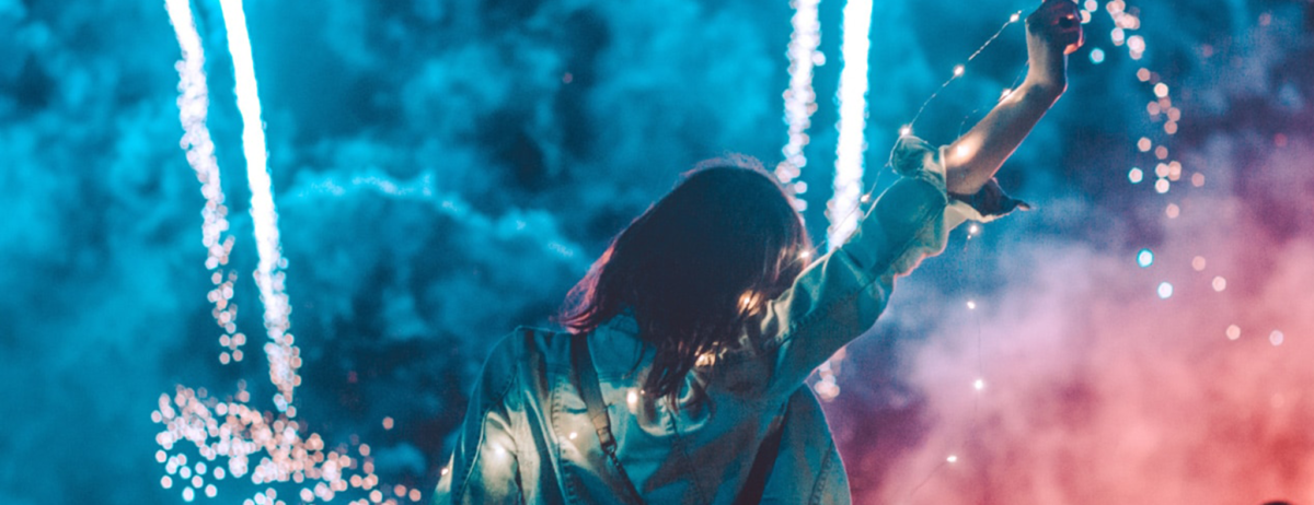 femme regardant feu d'artifice