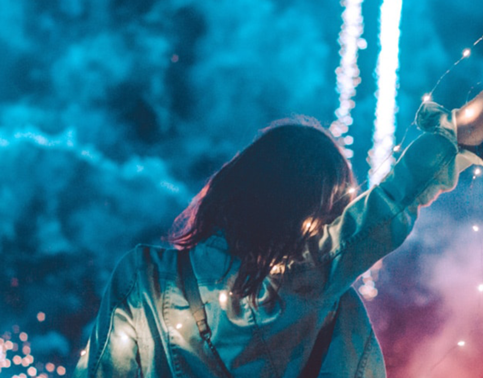 femme regardant feu d'artifice