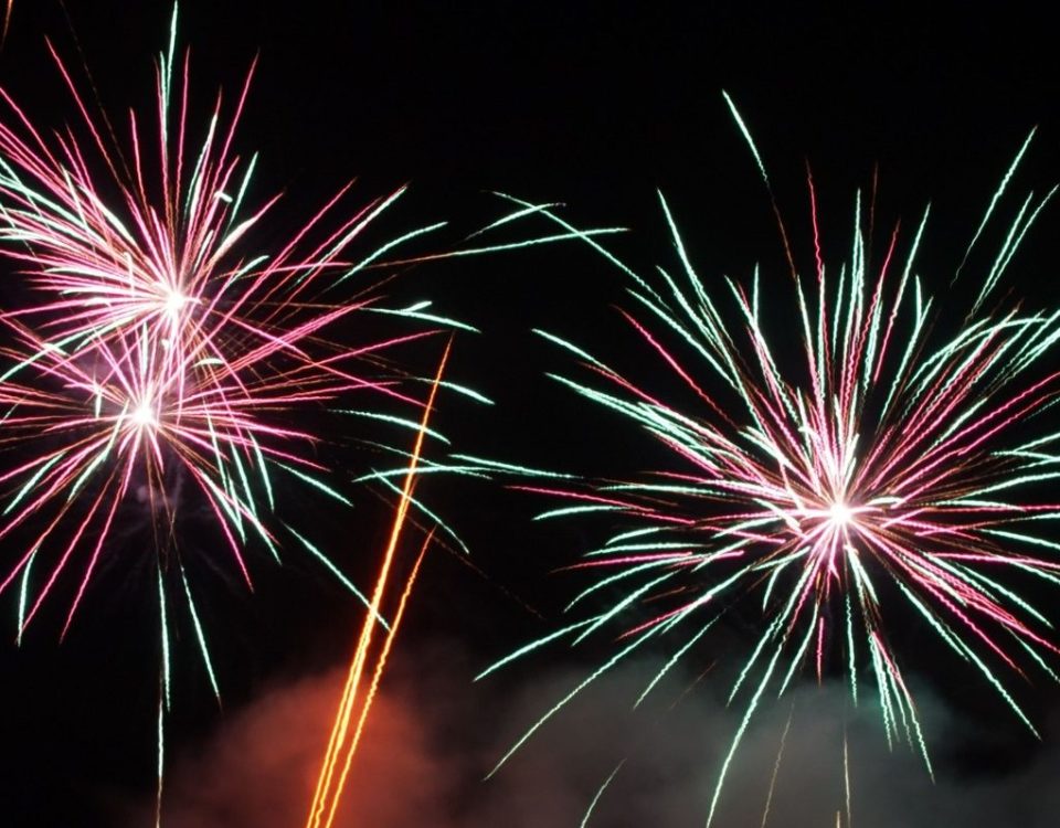 feu d'artifice rose et bleu