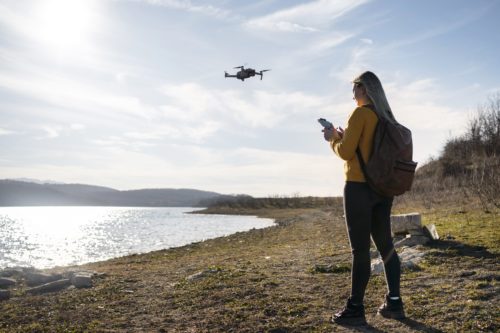 femme qui tiens un drone