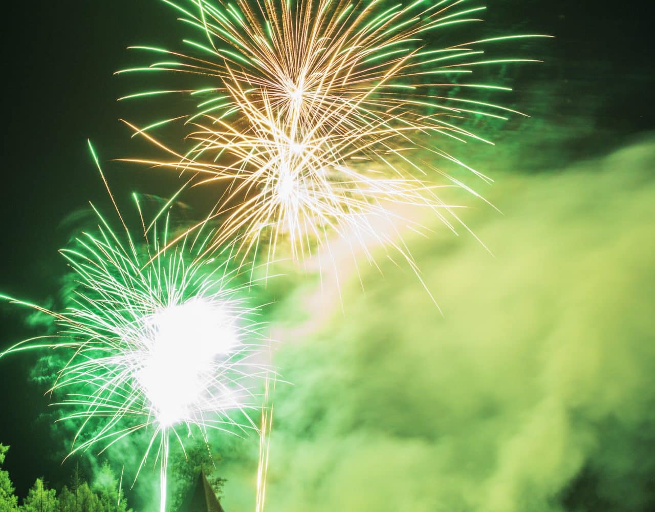 Un ciel nocturne avec des feux d'artifice dans les teintes vertes